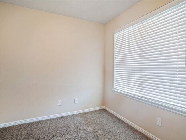 Building Photo - West Jordan 3 bed 2 bath Family home