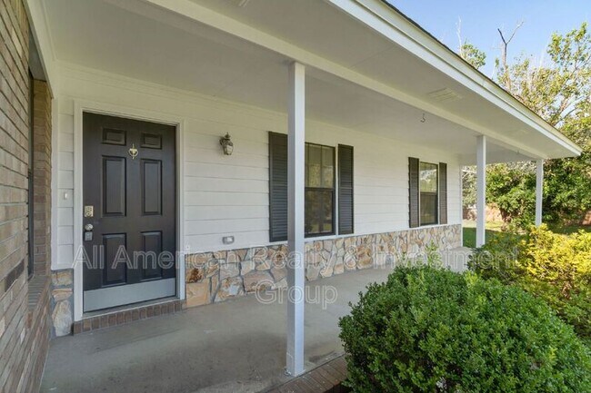 Building Photo - 502 Krest Dr