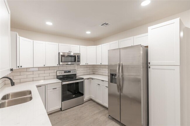 Building Photo - 533 Parkhill Cir