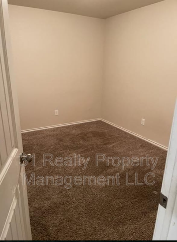 Building Photo - 1028 E 90th St