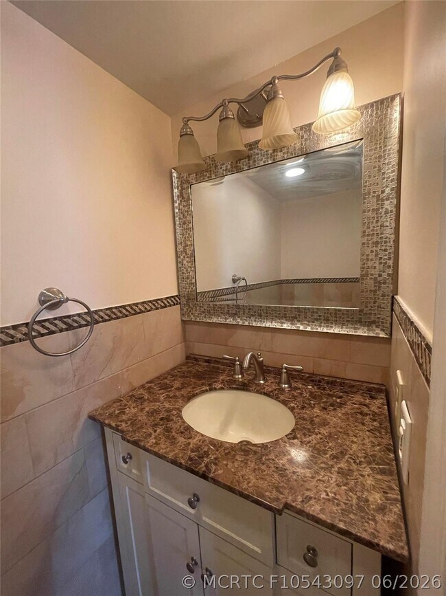 Building Photo - 6407 Bay Club Dr