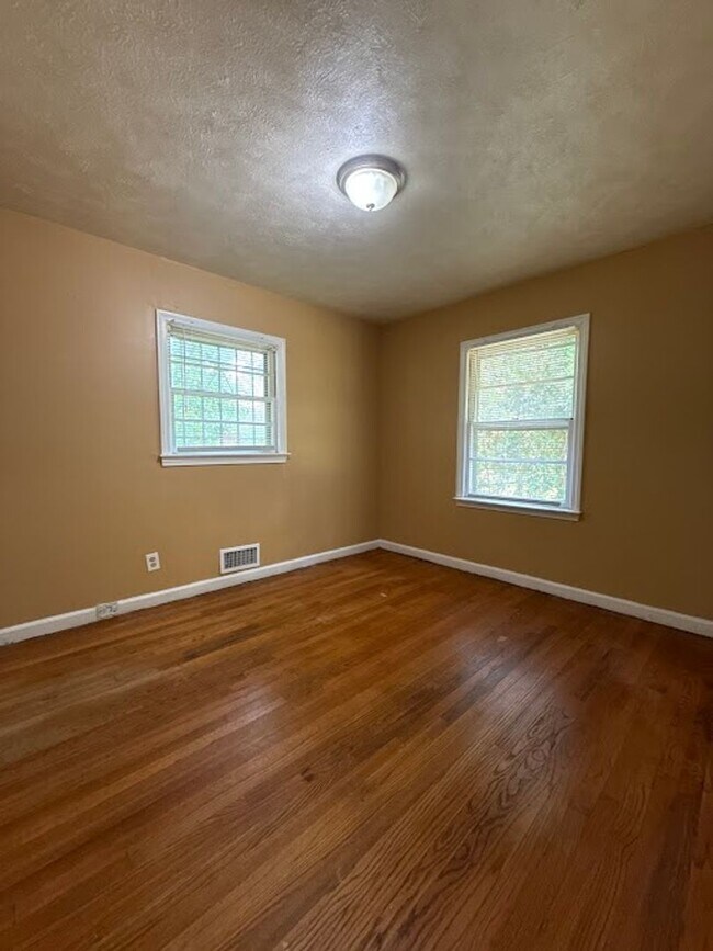 Building Photo - 3 bed and 1 bath in Decatur!
