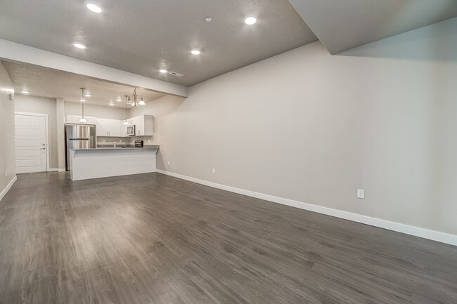 Building Photo - 556 E 250 N