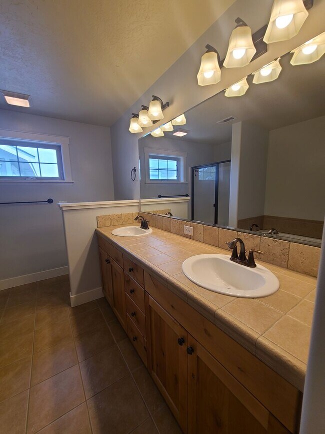 Building Photo - Clean and ready to go 3 bedroom home