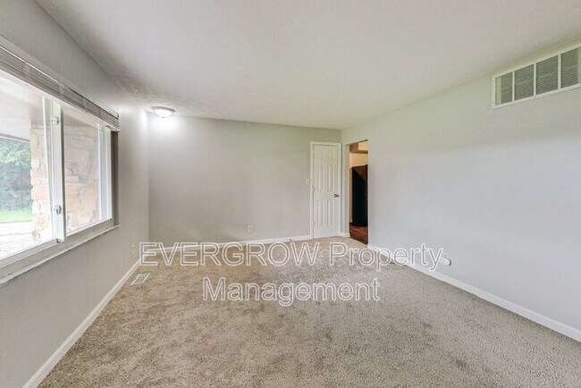 Building Photo - 961 Valley View Dr