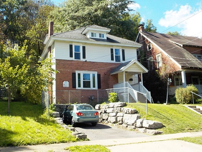 Building Photo - Available 8/1/26 - Single Family Home With...