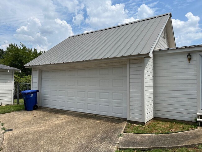 Building Photo - Beautiful and updated South Highlands 3BR/2BA.