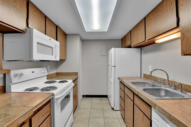 Building Photo - $1,445.95 - 2 Bed, 2 Bath Condo in Denver with In-Unit Laundry!