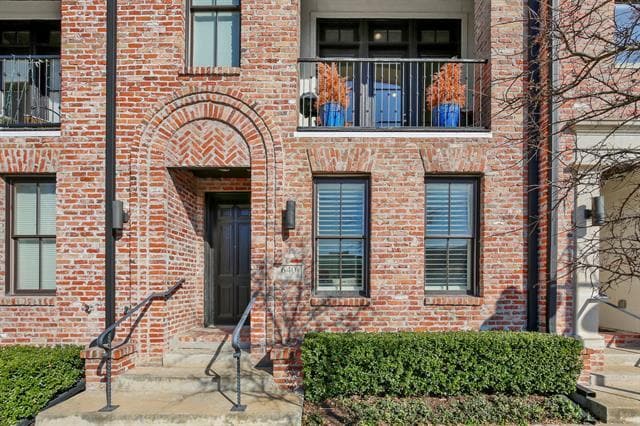 Building Photo - 640 S Pearl Expy