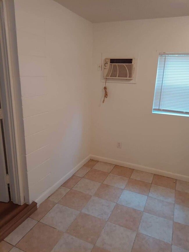 Building Photo - Convenient Cedar Hills Living Near Shopping & Major Roads