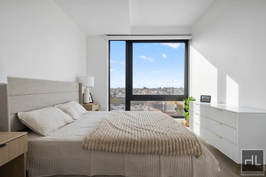 Building Photo - Luxurious Woodside 2 Bedroom/2 Bath  with Views!