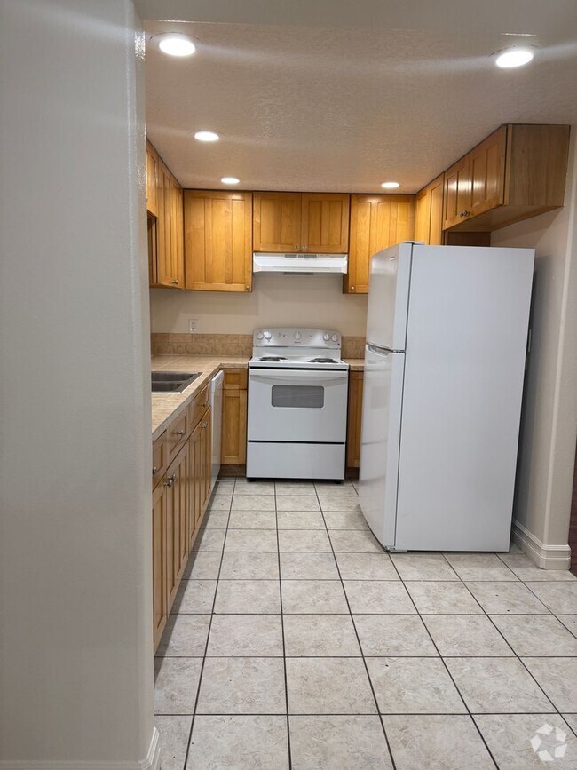 Building Photo - Beautifully Renovated Triplex Home on SE D...