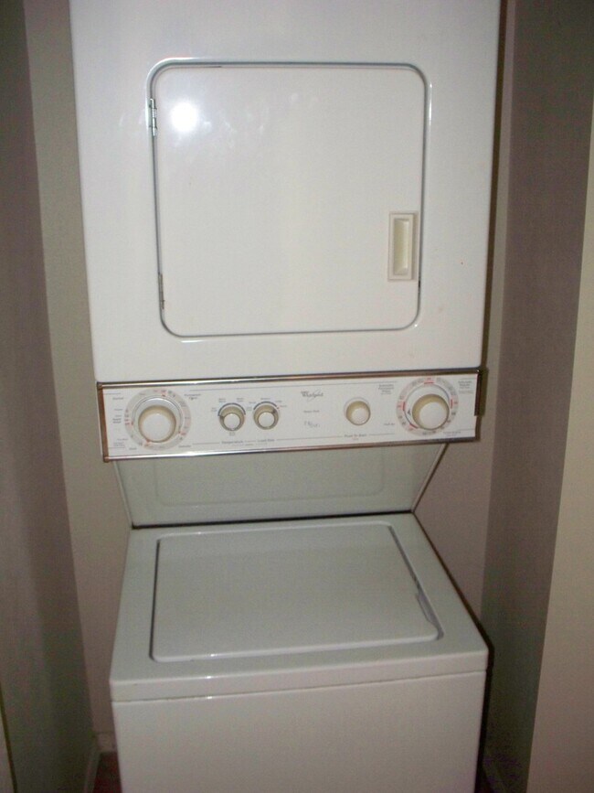 Building Photo - 2 bedroom 2 bath recently renovated Apartm...