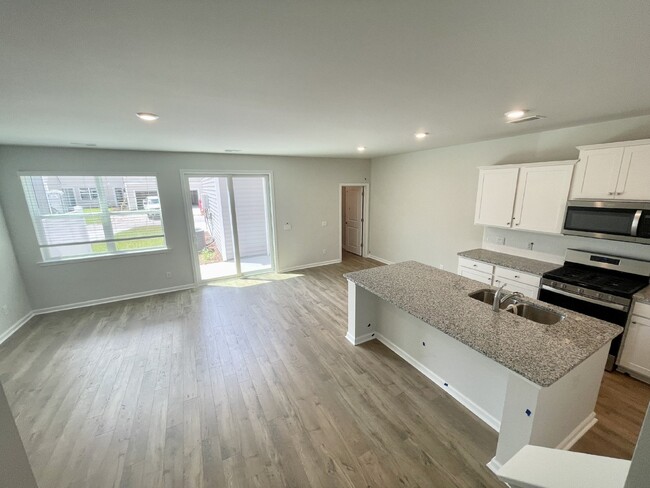 Building Photo - Spacious Four Bedroom Townhome w/ Garage! ...