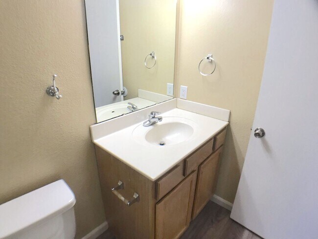 Building Photo - Ventana Ranch 3 bedroom. Newer Flooring! No Carpet. Huge open living space. Great location.