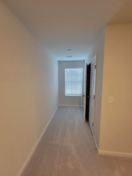 Building Photo - 15760 Country House St