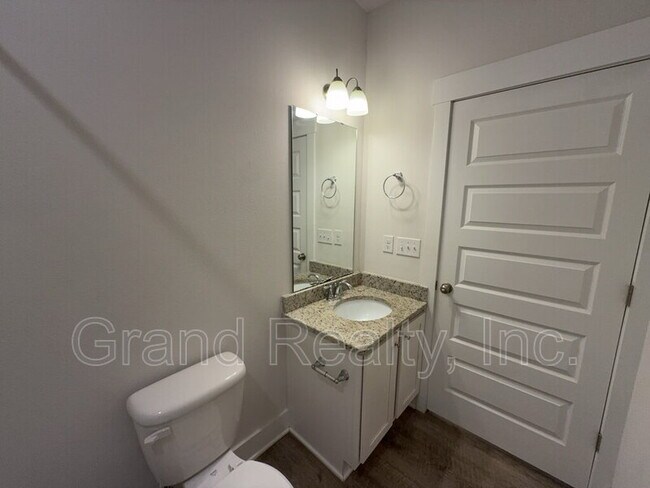 Building Photo - 5869 Danbury Blvd