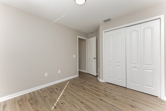 Building Photo - 12724 Lake Vista Dr