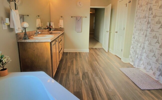 Building Photo - Spacious Open-Concept Home with New Fenced Backyard