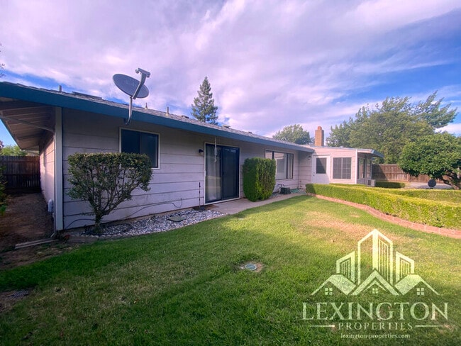Building Photo - Beautiful, 3BD/2BA +Bonus Rooms, Bungalow ...