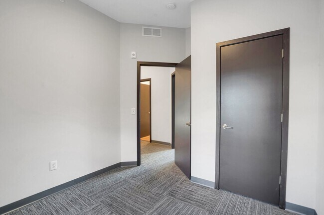 Building Photo - Spacious Brand New 8 Bed + 4 Bath near U of M!