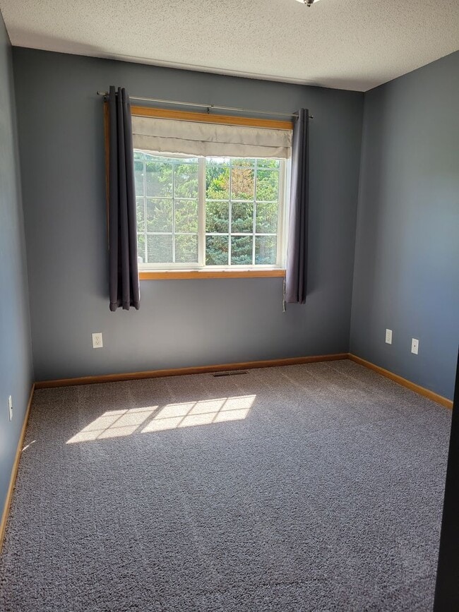 Building Photo - Spacious End Unit Townhouse