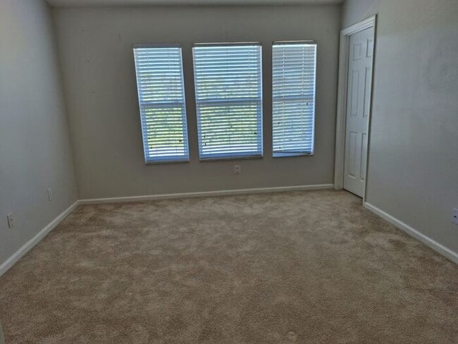 Building Photo - Large 3 bedrooms 3 Baths with a private pool