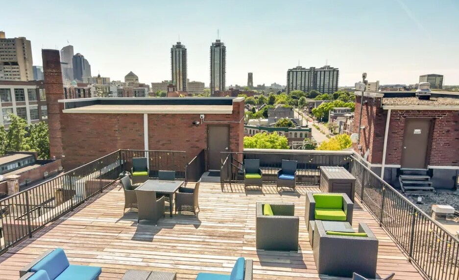 Roof Top Patio - 624 E Walnut St