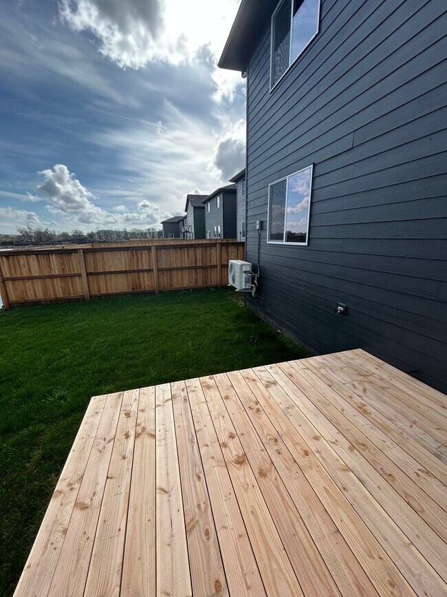 Building Photo - Beautifully Furnished Brand New 5 Bedroom ...