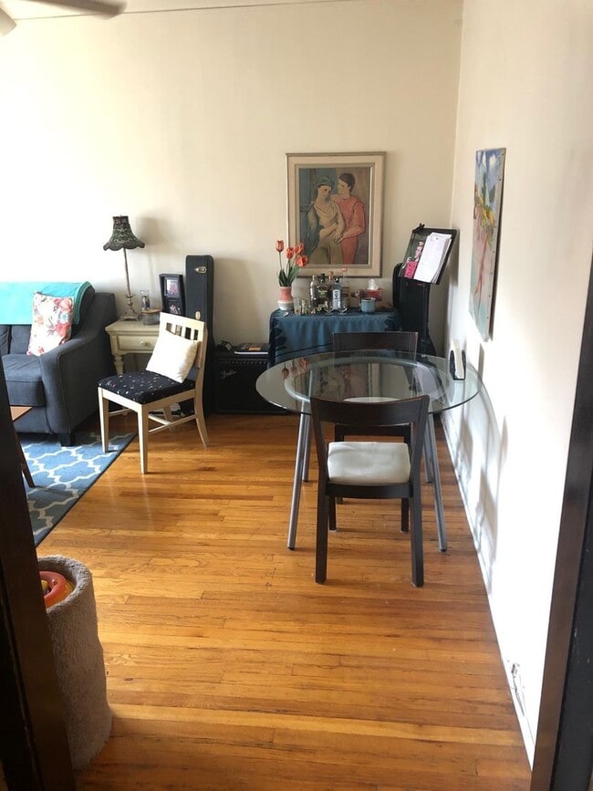 Building Photo - Sun-drenched Roscoe Village!