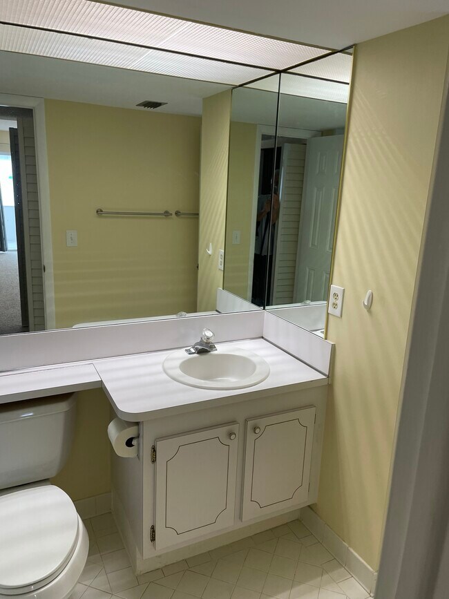 Building Photo - 4750 Cove Cir