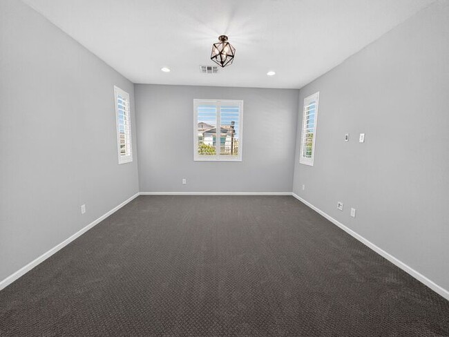 Building Photo - Stunning 5 Bed/5Bath Home in Gated Community – Over 3,100 SqFt of Modern Living -New Carpet throu...