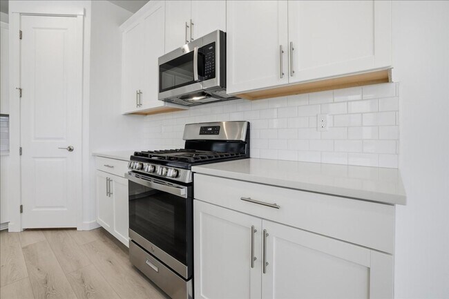 Building Photo - BRAND NEW LARGE 3 Bed 2.5 Bath Townhouse