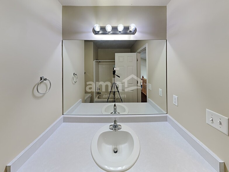 Building Photo - 981 Stonehenge Dr