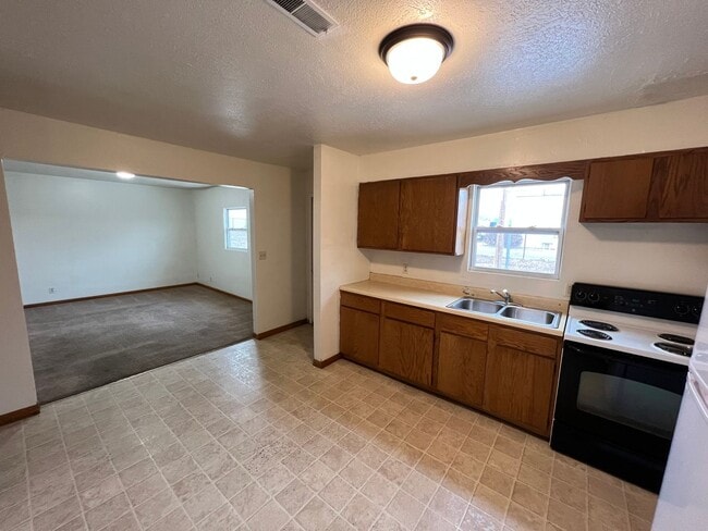 Building Photo - 216-218 W Home St