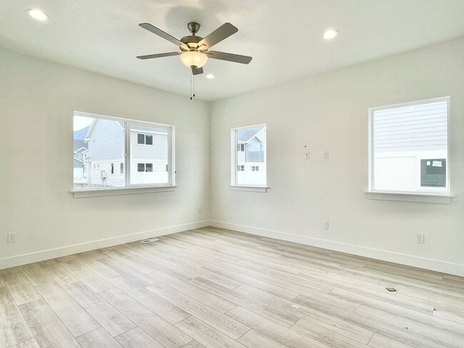 Building Photo - Bright & Beautiful Townhome in American Fork!
