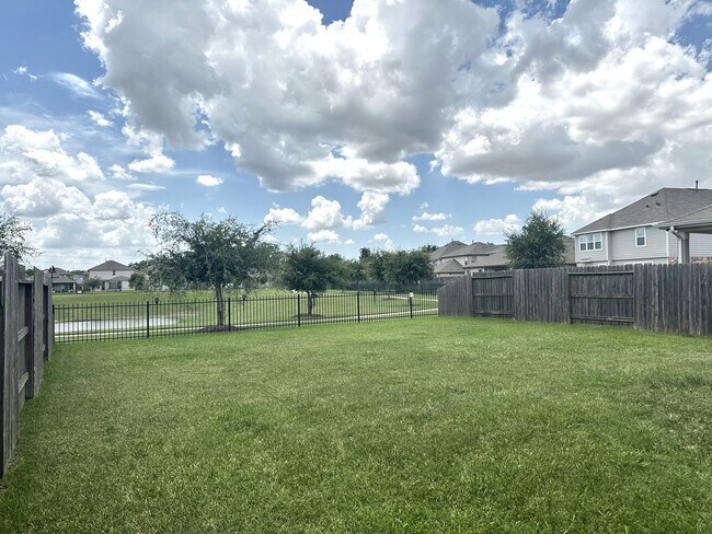 Building Photo - 5027 Hickory Deer Ln