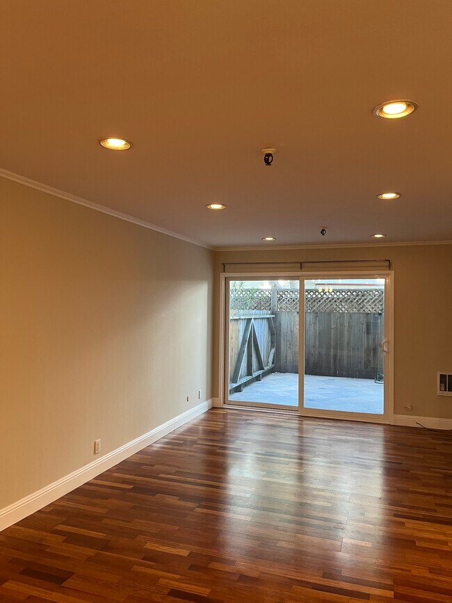 Building Photo - 325 Lenox Ave