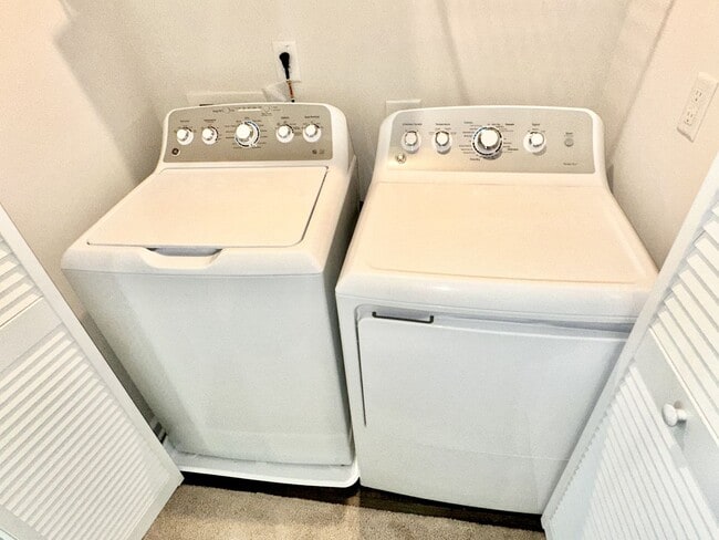 Building Photo - Amazing 3BD, 2.5BA End-Unit Townhome with 4th Bonus Room in the Heart of Durham