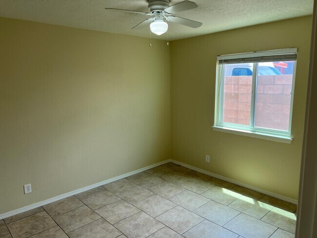 Building Photo - 1816 Buena Vista Dr SE