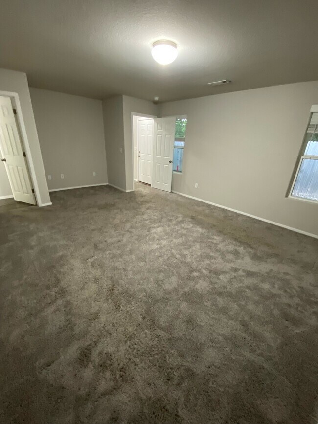 Building Photo - 4616 W Hoover Loop