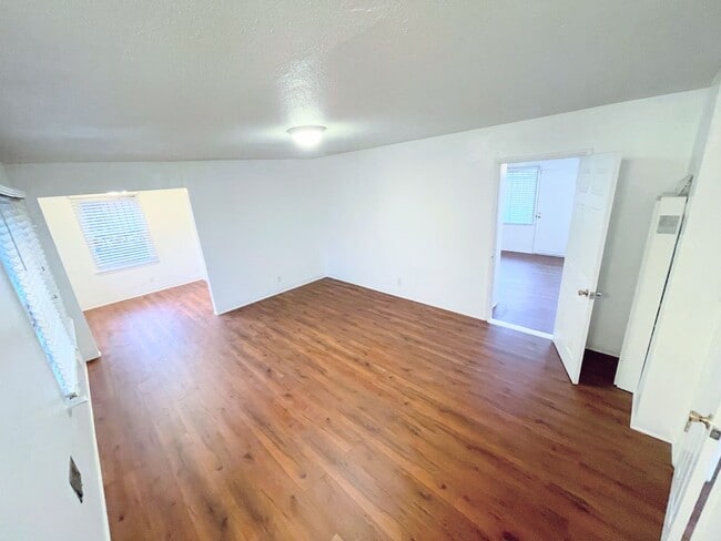 Building Photo - 3bd/1ba home in Rosewood. Huge backyard and 2 car garage!!