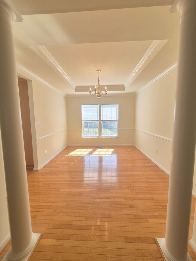 Building Photo - 5207 Linden Dr