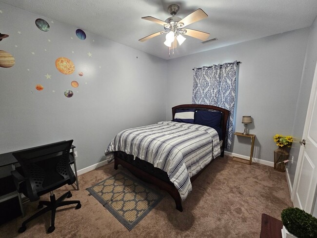 Building Photo - 4 Bedroom, 3 Bathroom home AVAILABLE 07/01...