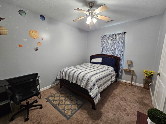 Building Photo - 4 Bedroom, 3 Bathroom home AVAILABLE 6/4/26