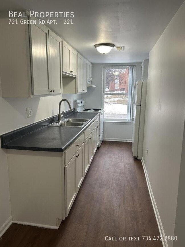 Building Photo - 721 Green Rd