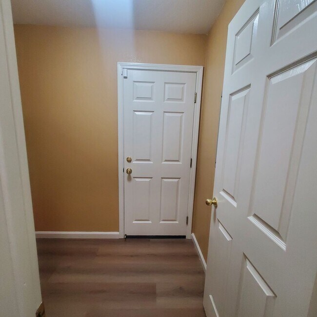 Building Photo - Single Story 3/2 with Great Open Floorplan in Brentwood