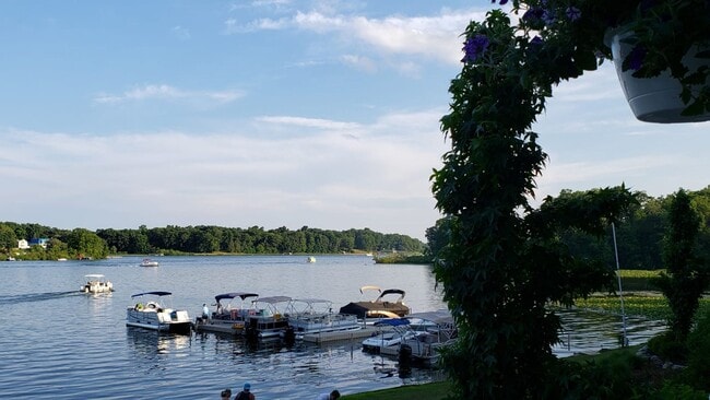 Building Photo - Lake Front Condo in Battle Creek