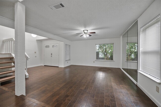 Building Photo - 2387 Crescent Park Dr