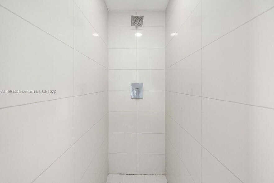 Building Photo - 650 NE 32nd St